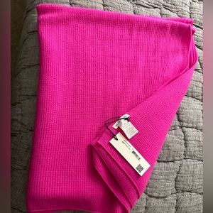WHITE + WARREN Cashmere Thermal (waffle) Travel Wrap in electric fuchsia